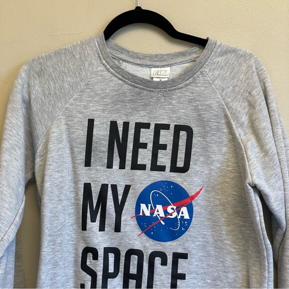 Freeze M I Need My Space Futuristic sweatshirt NASA cozycore - Picture 2 of 7
